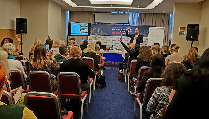 Алексей Нидзий, руководитель офиса «В Переделкино», собрал полный зал активных слушателей на своём мастер-классе.